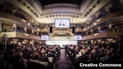 2019年2月15日德意志联邦共和国国防部长冯德莱恩在慕尼黑安全会议中央大厅发表讲话 (慕尼黑安全会议网站知识共享图片)