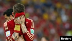 دییگو کوستا، بازیکن اسپانیا که پس از شکست در برابر چیلی شاید اشک هایش را پاک می کند