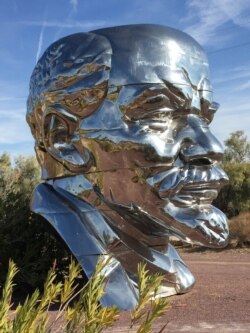 中国民主党洛杉矶委员会主席陈维明说，他将制做一个铁笼，把这座列宁雕像关进去