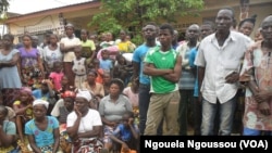 Un groupe de femmes à la paroisse Martyrs de l'Ouganda de Mindouli attendant l'aide humanitaire, le 20 octobre 2016. (VOA/ Ngouela Ngoussou)