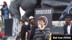 共产主义工人党主要成员巴托夫在集会上讲话。(美国之音白桦拍摄)