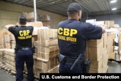 资料照：美国海关与边境保护局（U.S. Customs and Border Protection） 在纽约/纽瓦克港（Port of New York/Newark）扣押了一批中国新疆被怀疑用人发制作的进口产品。