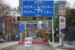 中国湖北武汉市的一条街道被封路。（2020年2月7日）