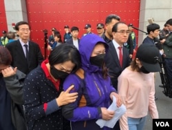 The mother of a detained North Korean defector (blue jacket) attends a protest outside China’s embassy in Seoul, South Korea, April 30, 2019. (B. Gallo/VOA). The event was organized by former North Korean diplomat Thae Yong Ho (navy suit, red tie).