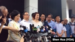 2019年7月2日建制派议员在立法会外面举行记者会就7.1事件表态 （美国之音记者申华报道）