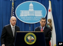 2018年3月7日，在加州首府圣克莱门托，加州州长布朗（左）和加州司法部长贝塞拉（右）听取有关一个针对美国司法部长发表的言论的问题