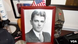 罗拉巴克议员办公室摆了很多里根的照片 (美国之音杨晨拍摄)