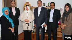 آمنه بهرامی نوا در اقامتگاه سفارت ایران در اسپانیا همراه با مرتضی صفارنطنزی، سفیر ایران در اسپانیا .