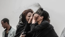 ሙሉጌታ ያሸነፈበት የዛሬ አመት ቢሾፍቱ አቅራቢያ በወደቀው ቦይንግ 737 ማክስ 8 አይሮፕላን አደጋ ለሞቱ ቤተሰቦቻቸው ፊታቸው ላይ አፈር እየበተኑ ሲያለቅሱ የሚያሳየው ፎቶ