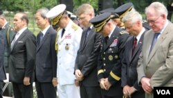 한국전쟁 발발 63주년을 맞아 워싱턴 한국전쟁 기념비에서 참전용사들을 위한 헌화식이 열린 가운데, 참석 인사들이 희생자들을 기리는 묵념을 하고 있다. 사진=박설믜 인턴기자.