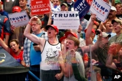 川普支持者在宾夕法尼亚州的竞选大会上向川普欢呼（2016年10月12日）