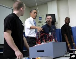 奥巴马总统参观北维州社区大学的汽车服务课，强调加强美国制造能力的必要性