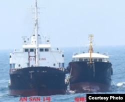 동중국해 공해상에서 지난달 29일 북한 국적 유조선 안산 1호와 국적 불명의 선박 옆에 나란히 서서 호스로 석유 등 물품을 옮기는 장면. 일본 방위성 사진제공.