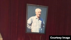 2019年1月17日，赵紫阳灵堂遗骨遗像前摆放着祭奠者送的鲜花。（网络图片）