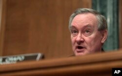 마이크 크라포 상원 은행위원장.