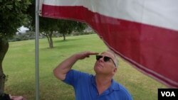 退伍军人向国旗致敬（美国之音国符拍摄）