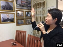 서울에서 열리고 있는 도시건축비엔날레에 평양 아파트를 재현한 '평양살림' 전시가 마련됐다. 탈북민 문유진 씨가 관람객들에게 북한인들의 삶을 소개하고 있다.