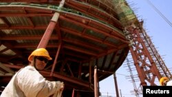 中国工程师在苏丹首都正在建筑的大楼前（2009年）