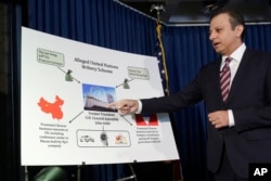 纽约南区联邦检察长巴拉拉在记者会上介绍对六名涉及联合国贿赂案的个人提出的起诉。（2015年10月6日）