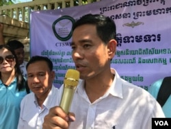 លោក ម៉ម រិទ្ធី ប្រធានសហព័ន្ធសហជីពវិស័យទេសចរណ៍ និងសេវាកម្មកម្ពុជា ថ្លែងទៅកាន់អ្នកសារព័ត៌មាន ក្នុងពេលប្រមូលផ្តុំដាក់ញត្តិសុំកំណត់ប្រាក់ខែគោលនៅក្រសួងការងារ រាជធានីភ្នំពេញ ថ្ងៃទី១៥ ខែកក្កដា ឆ្នាំ២០១៩។ (កាន់ វិច្ឆិកា/VOA)