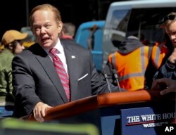 ملیسا مک کارتی در برنامه «پخش زنده شنبه شب» خود را شبیه سخنگوی پیشین کاخ سفید، شان اسپایسر کرده است