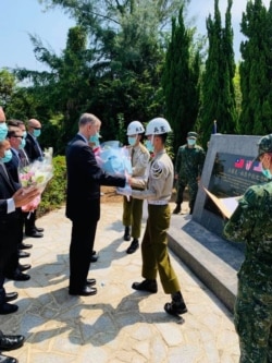 美国在台协会台北办事处处长郦英杰2020年8月23日在金门向在1954年93金门炮战中牺牲的法兰克·林恩中校致意(美国在台协会脸书）