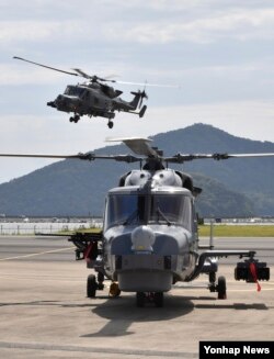 한국 해군이 7개월간의 전력화 과정을 마친 AW-159(와일드캣) 신형 해상작전헬기 4대를 작전 배치했다고 1일 밝혔다. 사진은 지난해 6월 해군에 인도 당시 시연한 AW-159.