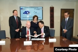 美国在台协会执行理事罗瑞智(John J. Norris, Jr.) (左二)和驻美国台北经济文化代表处副代表黄敏境(右二)2019年4月12日在美国在台协会签署《美台合作处理跨国父母擅带儿童离家了解备忘录》。签署见证者：美国国务院领事事务局儿童议题特别顾问Suzanne Lawrence (中)、国务院台湾协调处处长何乐进(Jim Heller) (左一)及驻美国台北经济文化代表处领务组组长周道元(右一)。（驻美国台北经济文化代表处照片）