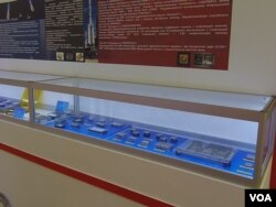 去年夏季莫斯科武器展上一家中国公司展出的电子器部件(美国之音白桦)。