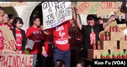 是拉差辣酱的支持者队伍（美国之音国符拍摄）
