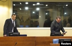 Milan Lukić (lijevo) i Sredoje Lukić (desno) u sudnici Tribunala u Hagu, 4. decembar 2012.