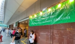 2019年11月24日反送中运动白热化期间举行的区议会选举，民主派取得史无前例的大胜，18区 452 个民选议区议会议席当中，民主派赢得389席，事隔接近两年，经历辞职潮及宣誓DQ之后，2021年10月底，民主派区议员只剩63人，大幅减少84% (美国之音汤惠芸)