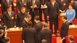 2017年3月13日政协会闭幕后，习近平与新科政协副主席梁振英握手交谈(美国之音叶兵，艾伦拍摄)