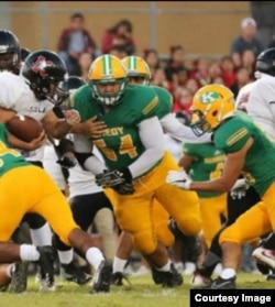 탈북자 박명남 씨의 자녀 박민호 군(가운데)이 미국 로스앤젤레스 라팔마 존에프케네디 고등학교 풋볼팀에서 경기를 뛰고 있다.