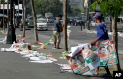 Manila City public workers remove the campaign posters around the Manila City Hall, a day after the country's midterm elections Tuesday, May 14, 2019 in Manila, Philippines.