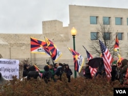 3月10日上午，藏人在中国驻美大使馆外举行和平集会，纪念西藏”抗暴日“58周年