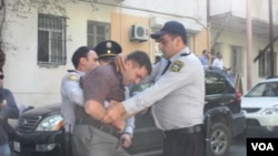 Amerika səfirliyi qarşısında dindarların etirazı