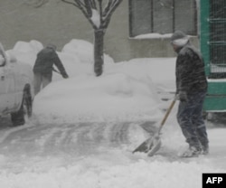 工人们加班加点在华盛顿市区加紧铲雪