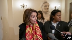 众议院议长佩洛西在国会山回答记者提问。（2019年1月23日）