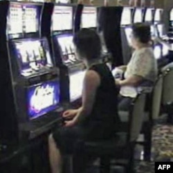 赌场里玩老虎机的顾客