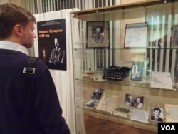 2013年末在莫斯科国家档案馆中展出的有关布哈林的书籍，以及他当年使用的一些物品。