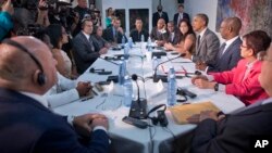 ملاقات بارک اوباما با کیوبایی های محلی در سفارت امریکا در هاوانا.