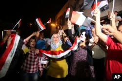 Iد عراق خلک د بغداد د تحریر په چوک کې د موصل د فتح خوشالي کوي. د عراق صدراعظم العبادي د جولای په لسمه، ٢٠١٧ ددوشنبی په ماښام دداعش خلاف د بري اعلان وکړ. .