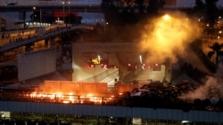 香港抗议者和警方星期天（11月17日）在理工大学外爆发激烈冲突。