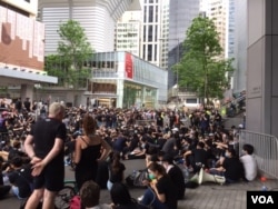 2019年6月21日香港人在警察总部外抗议（美国之音申华拍摄）