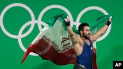 رستمی بعد از قهرمانی با پرچم ایران.