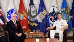 时任副总统彭斯与美军印太司令部司令戴维森海军上将（右）在夏威夷会面（路透社2018年8月1日）