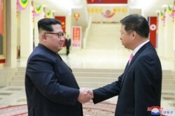 朝鲜领导人金正恩在平壤会见到访的中共中央对外联络部部长宋涛。 （2018年4月15日）