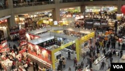 熙熙攘攘的书展大厅(美国之音申华拍摄)