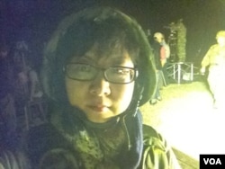 头戴钢盔身穿防弹背心(美国之音杨晨拍摄)